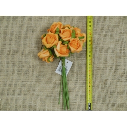 Bukiet piankowych róż, ok. 22 cm wysokości.